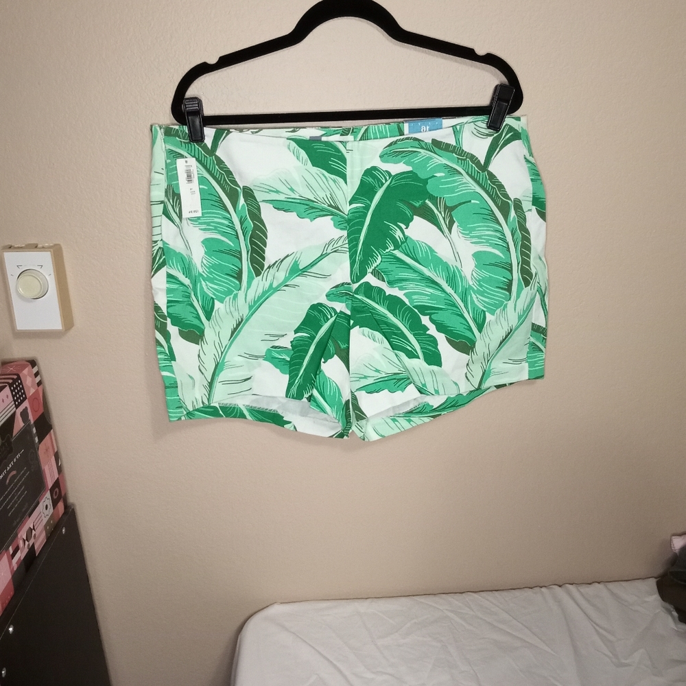 Fabulous Old Navy Short Fern Pattern Shorts